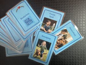 Blaue Bedürfniskarten mit Fotos